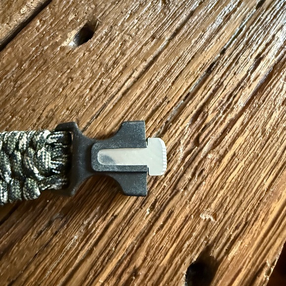 5 in 1 Paracord Survival Bracelet - Picture 3 of 7